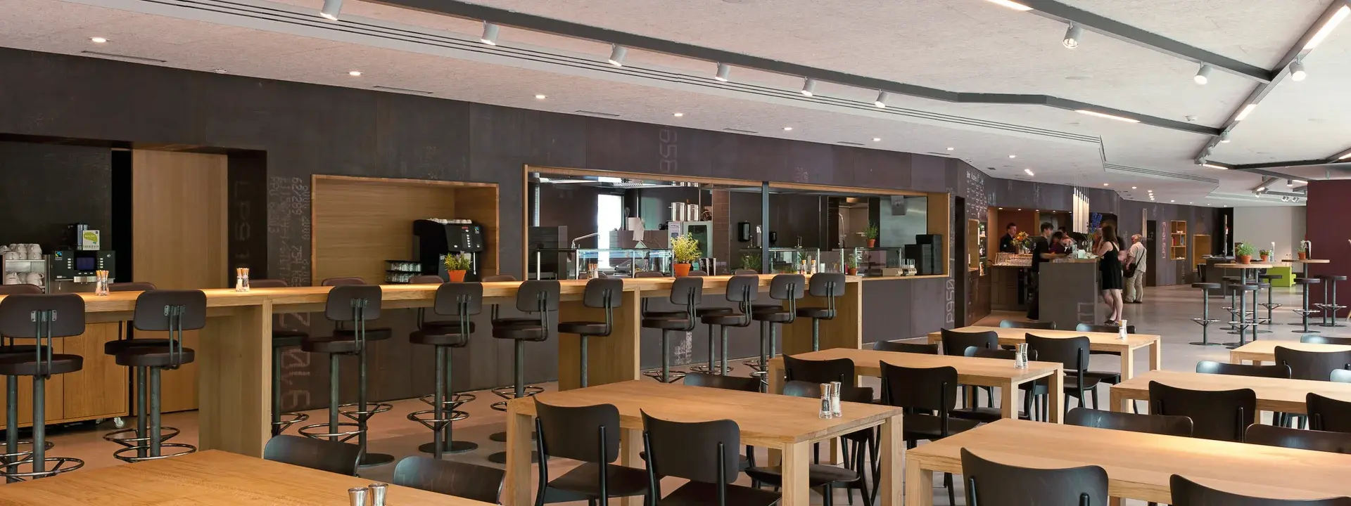 Akzeptabler Cappuccino in modernem Ambiente